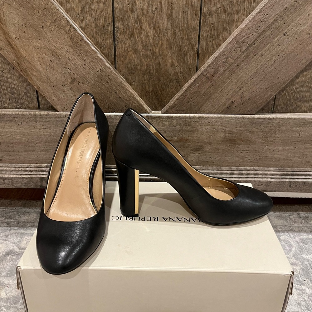 Banana Republic “Pascha” pumps black with gold detail